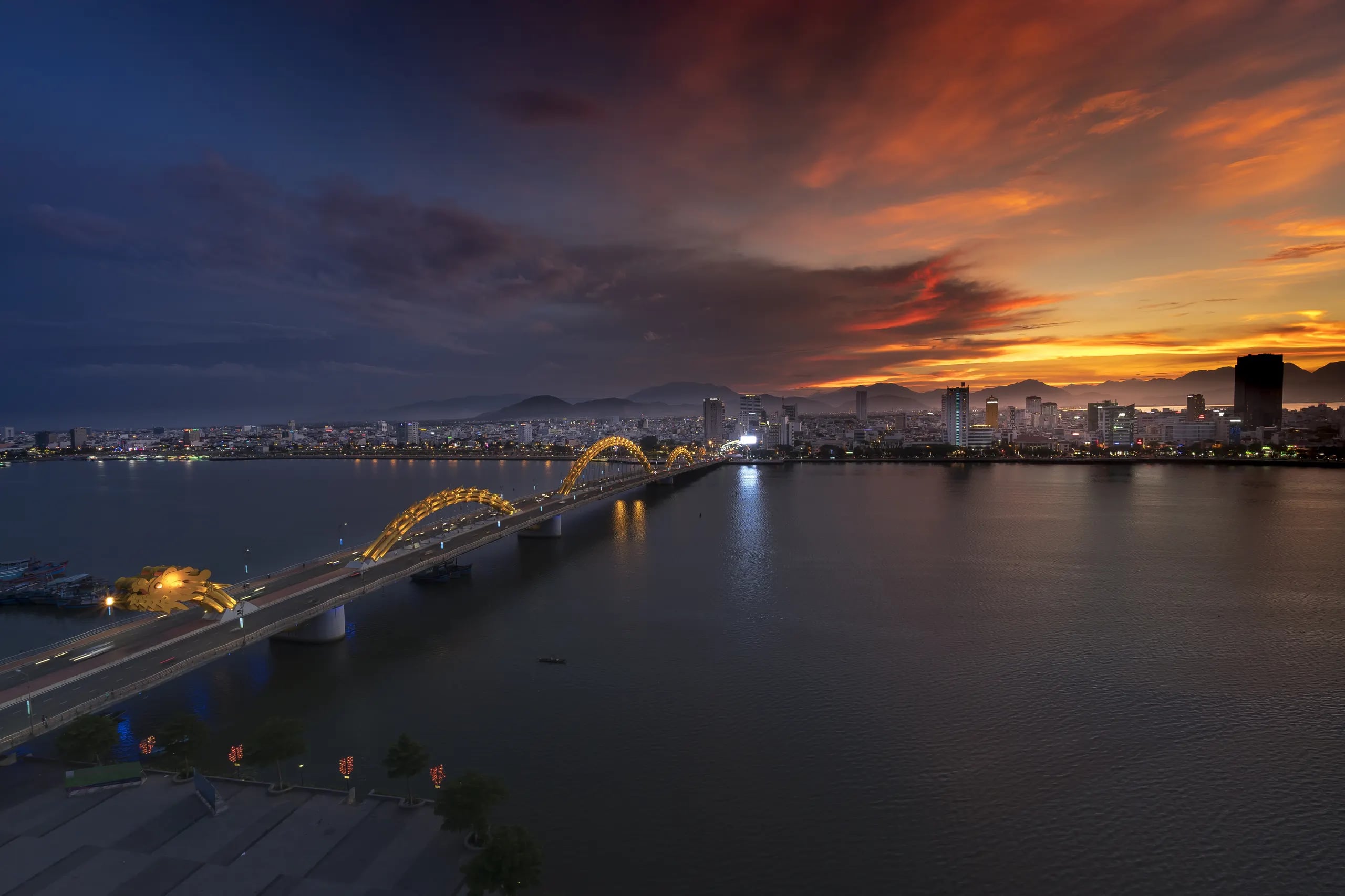 Cầu Rồng và sông Hàn lúc hoàng hôn